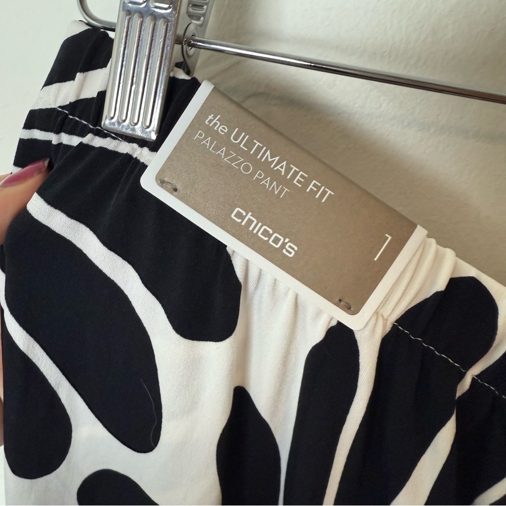 ✨ Chico’s Ultimate Fit Black & White Bold Floral Palazzo Pants – Size 1 (Large) - Picture 4 of 5